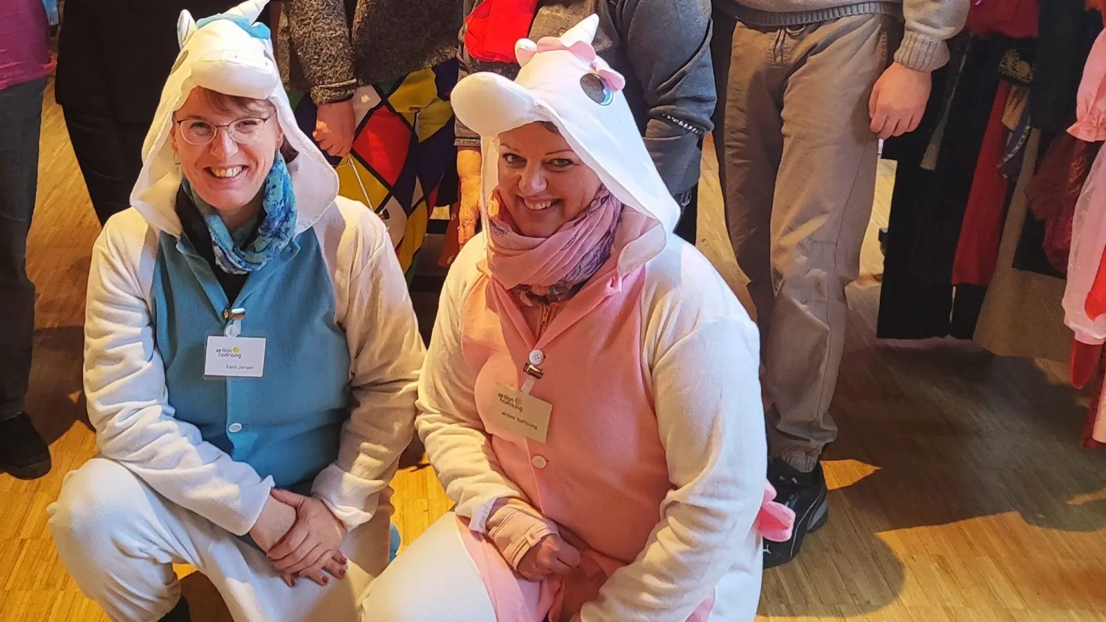 Das Helfer-Team in Peißenberg präsentierte eine Auswahl an Accessoires und Kostümen, die beim Faschingsmarkt angeboten wurden. (Foto: Hans Schmidt/aktion hoffnung)