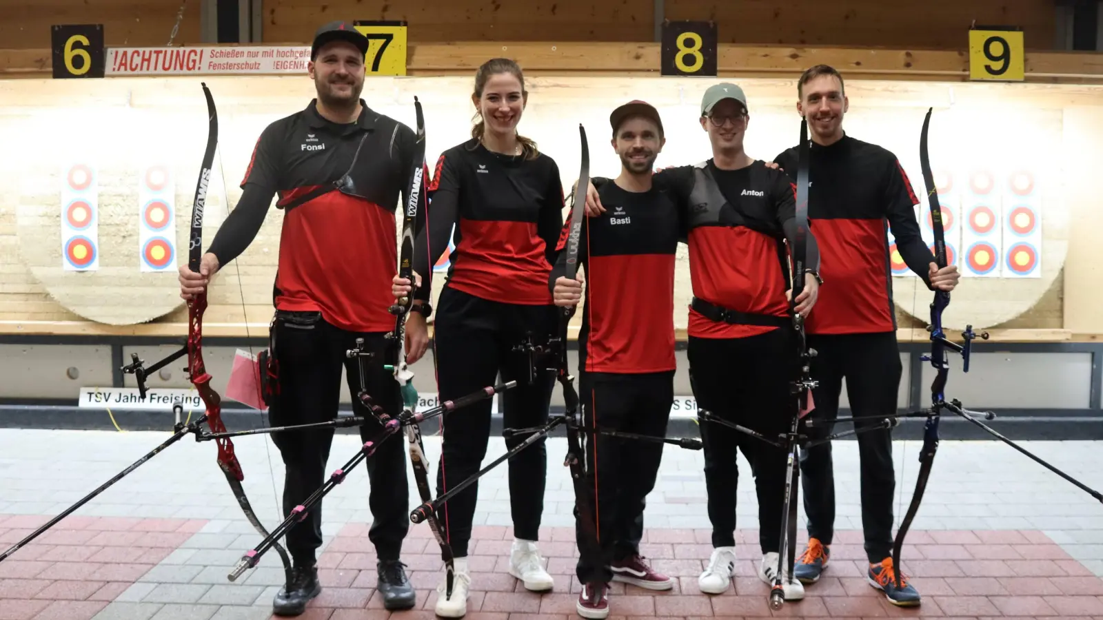 Die erste Ligamannschaft (v.l.): Philipp Weiß, Lena Wenzel, Sebastian Friedrich, Anton Hantschmann, Oliver Hopp besiegelten mit einem Sieg in der Bayernliga Süd ihren Aufstieg in die Regionalliga. (Foto: TSV)