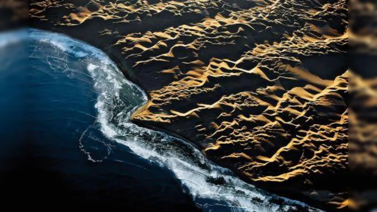 Wüste Namib: Im südlichen Teil der »Küstenwüste« branden die Wellen des Atlantiks an die Dünen der Namib. (Foto: Michael Martin)