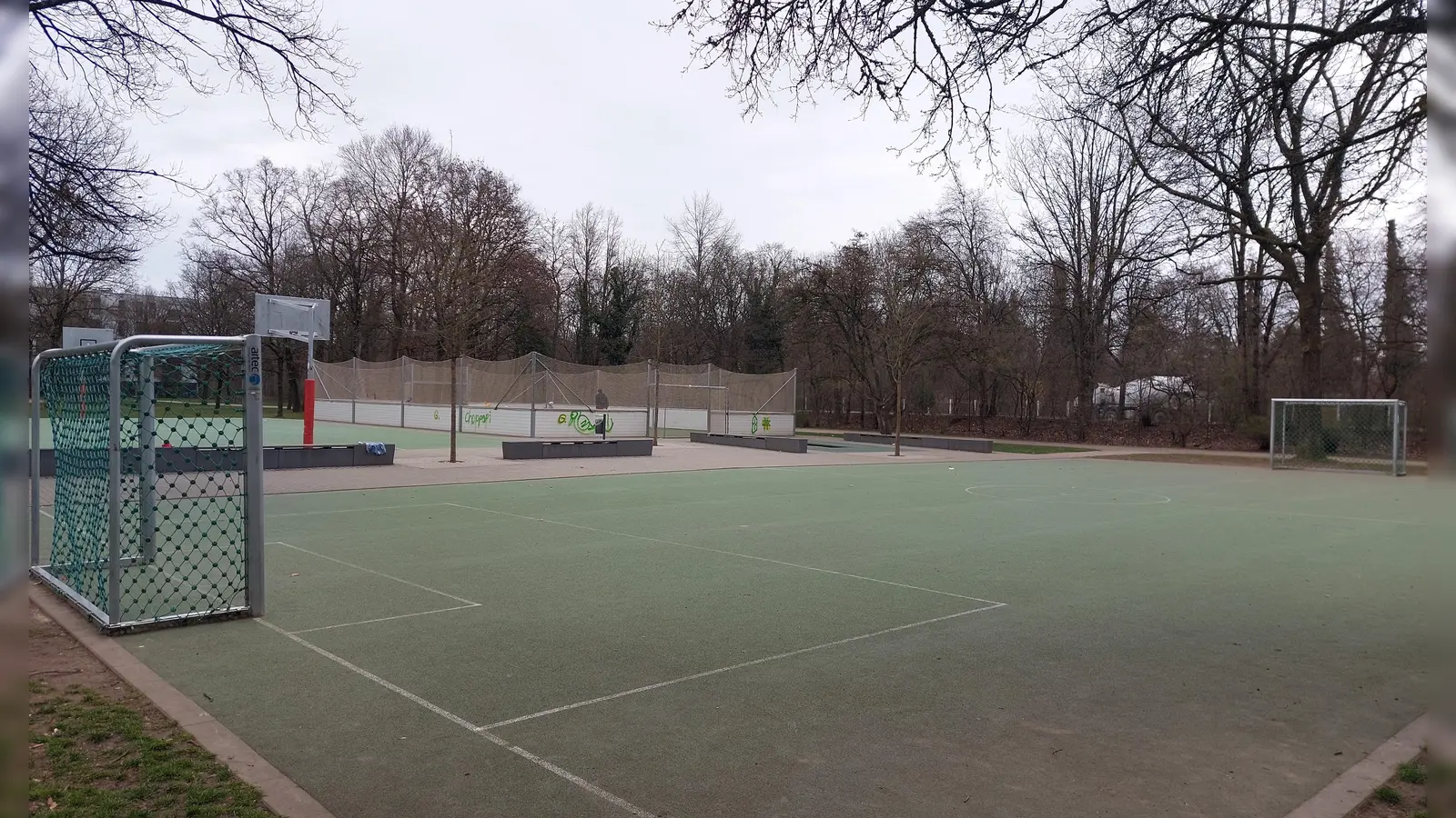 Fußball und Basketball spielen ist im Amphionpark künftig auch nach Anbruch der Dunkelheit möglich: Die Stadt plant, hier Lichtmasten zu installieren. (Foto: bas)