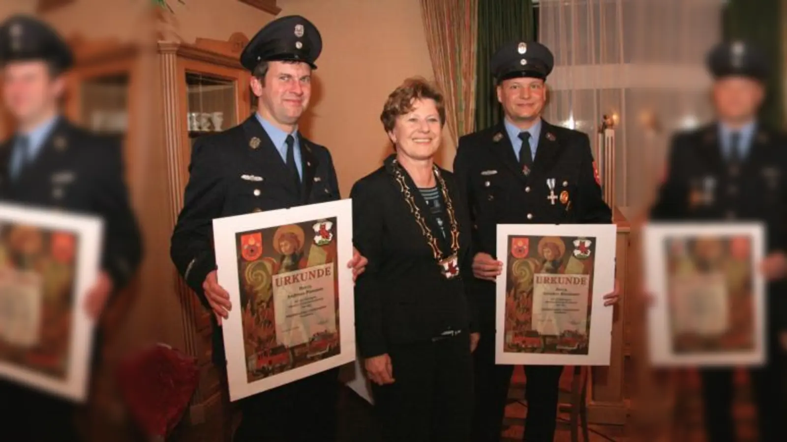 Annemarie Detsch ehrte Andreas Pommer und Günther Riermeier (v.l.) für 25 Jahre aktive Feuerwehrarbeit. (Foto: US)