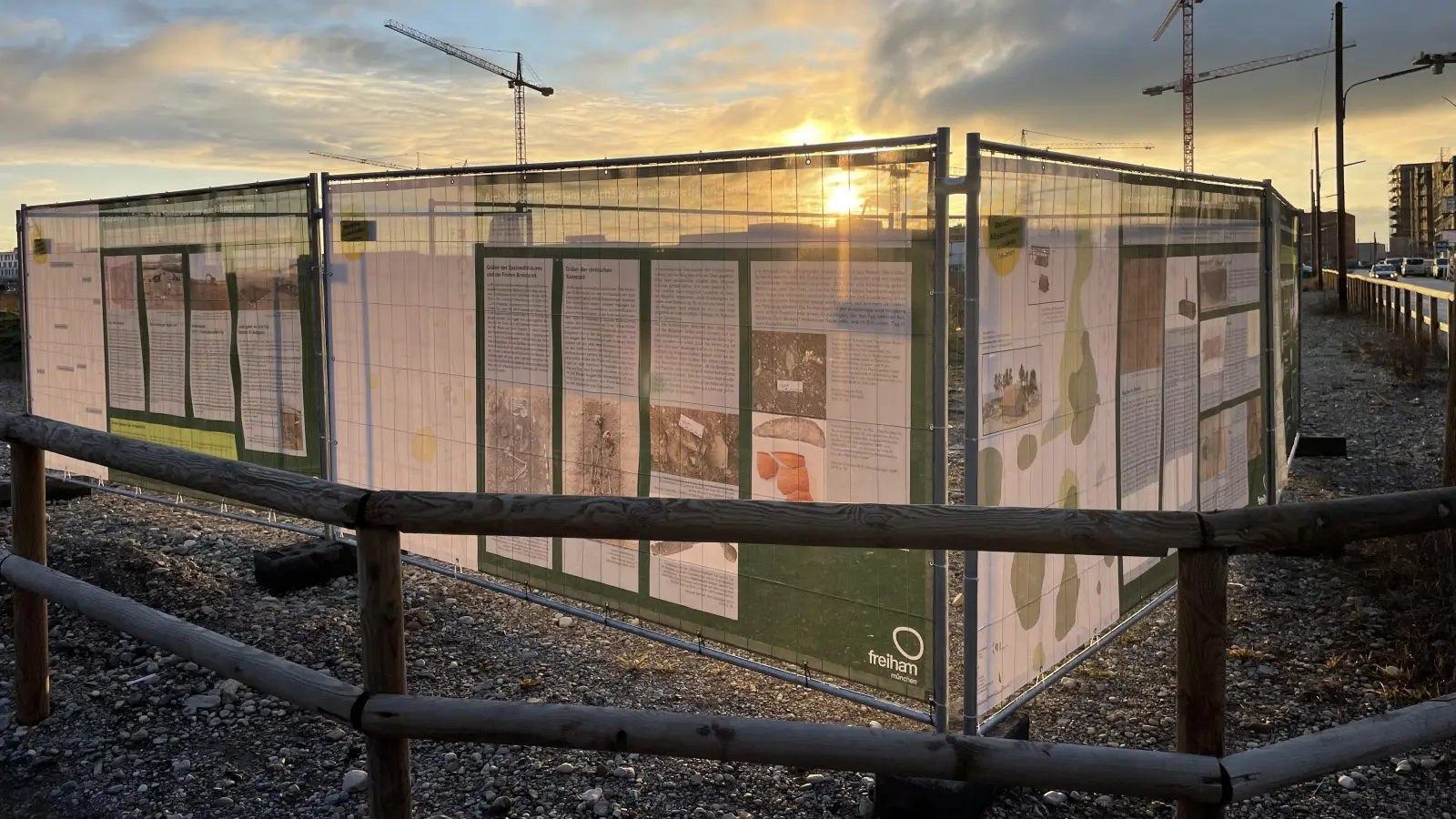 Bauzäune mit Bildern und Texten zu den archäologischen Funden sind in der Freiluftausstellung an der Ecke Albert-Camus-Straße und Wiesentfelser Straße aufgestellt. (Foto: Patrizia Steipe)