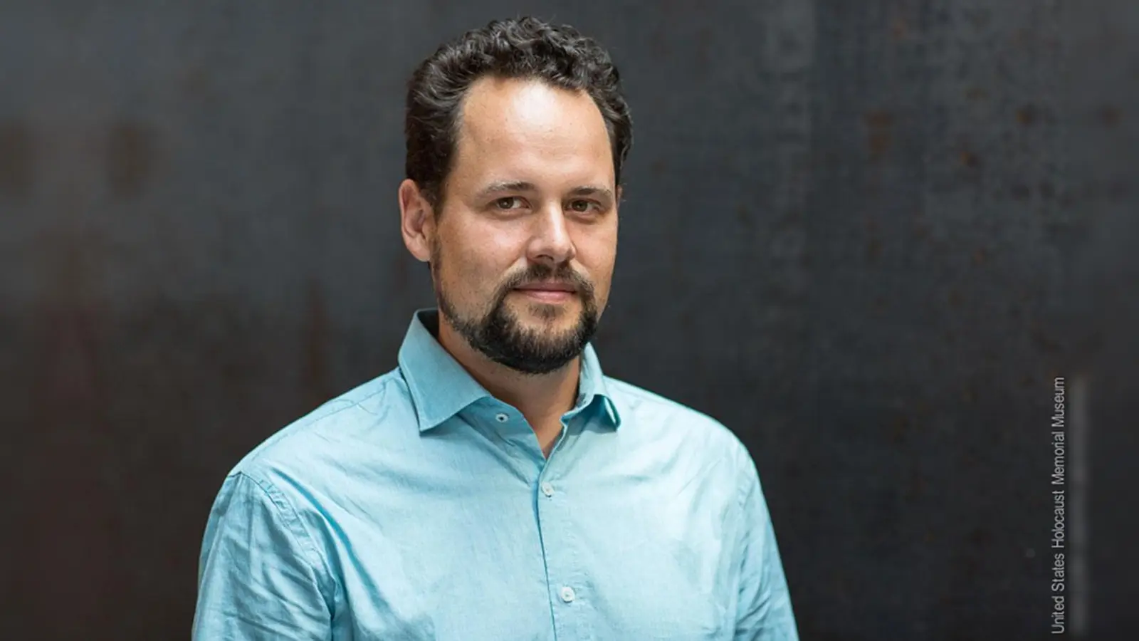 Der Historiker Dr. Maximilian Strnad referiert zum Thema Mischehen zur NS-Zeit in der Pasinger Fabrik. (Foto: Joel Mason-Gaines)