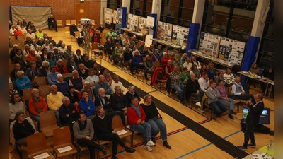 In der vollbesetzten Martinshalle informieren sich die Herrschinger über die Aktivitäten im vergangenen Jahr.  (Foto: Gemeinde Herrsching)