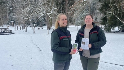 Die Leitung des Walderlebniszentrums Grünwald, Xenia Rüskamp (r.) und ihre Stellvertreterin, Cornelia Ziegler (l.) freuen sich auf viele Besucher im Jubiläumsjahr. (Foto: hw)