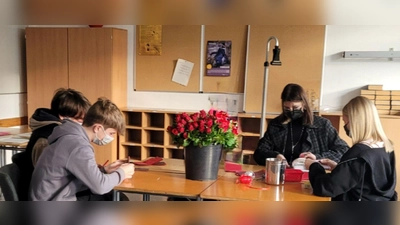 Rosen-Verschenk-Aktion in der Georg-Büchner-Realschule: Das Rosenverteilungsteam befestigte die Grußkarten an die Rosen, bevor sie an ihre Adressaten übergeben wurden. (Foto: Georg-Büchner-Realschule )