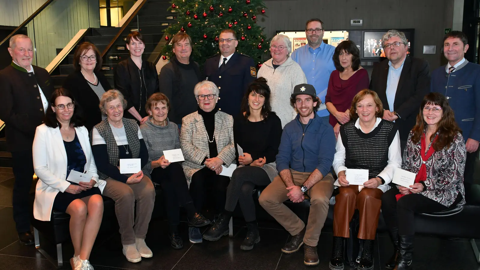 Hinten von links: Die Marktleiter Stefan Ganser und Hanni Schweikl, Sabine Krammer (Hospizverein Unterföhring), Alois Fruth (Elterninitiative 3, Haunersche Klinik), Harald Schertler (stellvertretend für die im Dienst am S-Bahnhof schwer verletzte Polizistin), Dagmar Hoffmann (Helferkreis), Christian Schimanski (Onkologische Station Haunersche Klinik und Initiative krebskranke Kinder), Susanne Vazzoler (Nachbarschaftshilfe), Albert Kirnberger (AWO), Bürgermeister Andreas Kemmelmeyer. Vorne von links: Sigrid Wilfling (M.S. Gruppe), Schwester Monika Blank (Obdachlosenhilfe St. Bonifaz), Martina Schweiger („Karla 51” - Frauenobdach), Edith Michal (FSD), Larissa Holmer (Marie-Luise-Schattenmann-Haus), Daniel Gartner (Navis-Katastrophenhilfe), Birgit Beckmann („Kinderherzen-Stiftung”, Herzzentrum), Alexandra Blumoser (Tiertafel). (Foto: Gemeinde Ufg/foe)