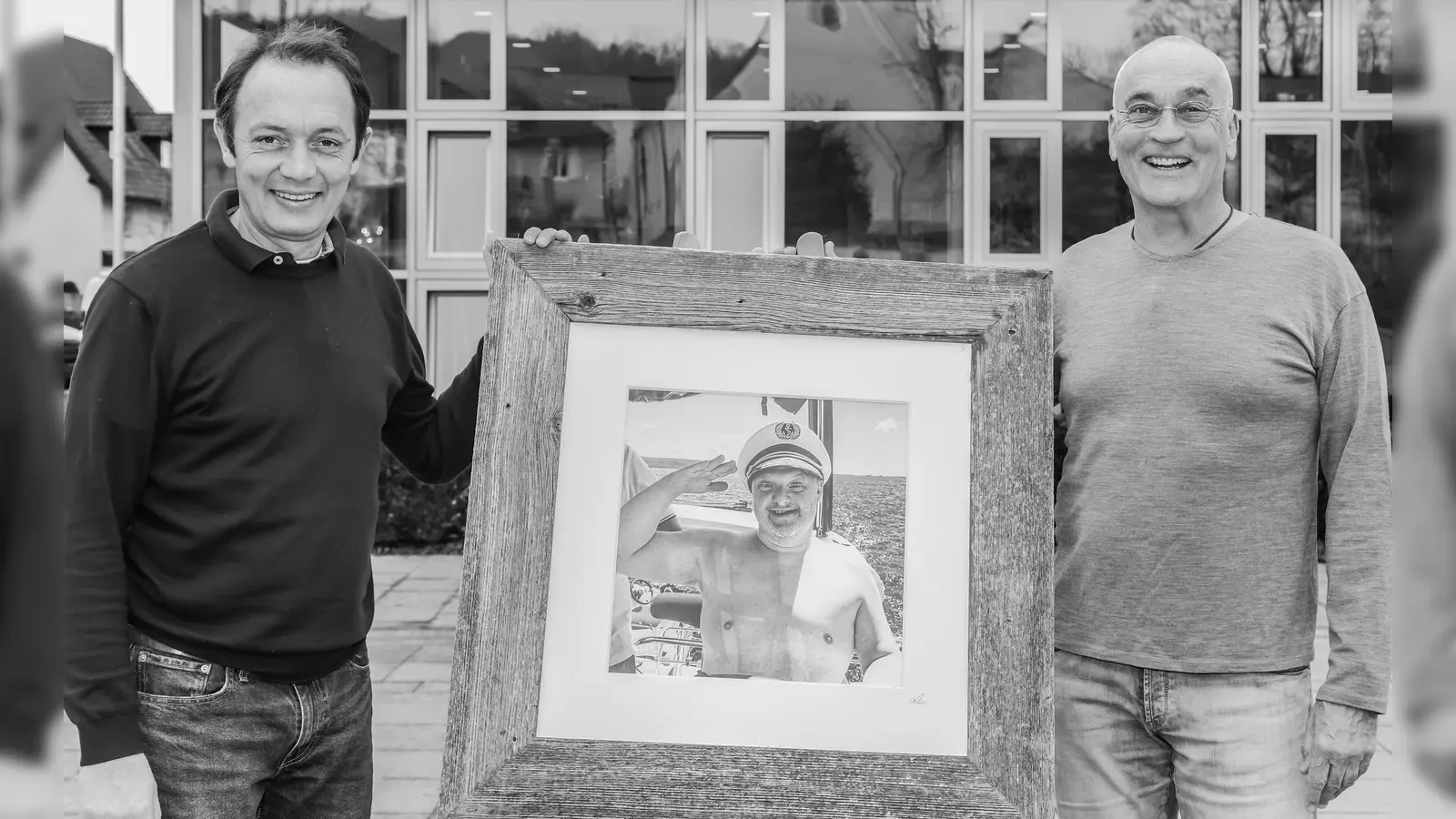 Andreas Hein (r.), hier mit Kulturreferent Hans-Hermann Weinen, präsentiert seine Werke im Herrschinger Rathaus. (Foto: red)