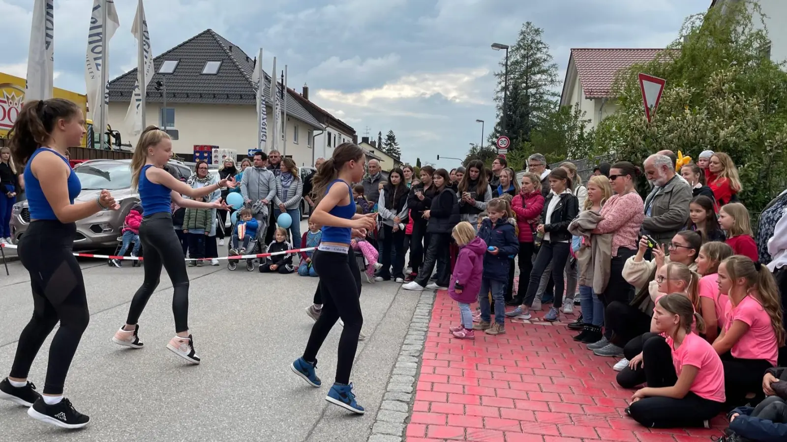 Viel Applaus gab es für die Aufführung der jungen Tänzerinnen in der Karolinger Straße.  (Foto: pst)