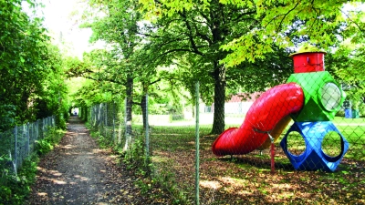 Der Weg neben dem Bad - nur hier gehört der Grund der Stadt. (Foto: job)