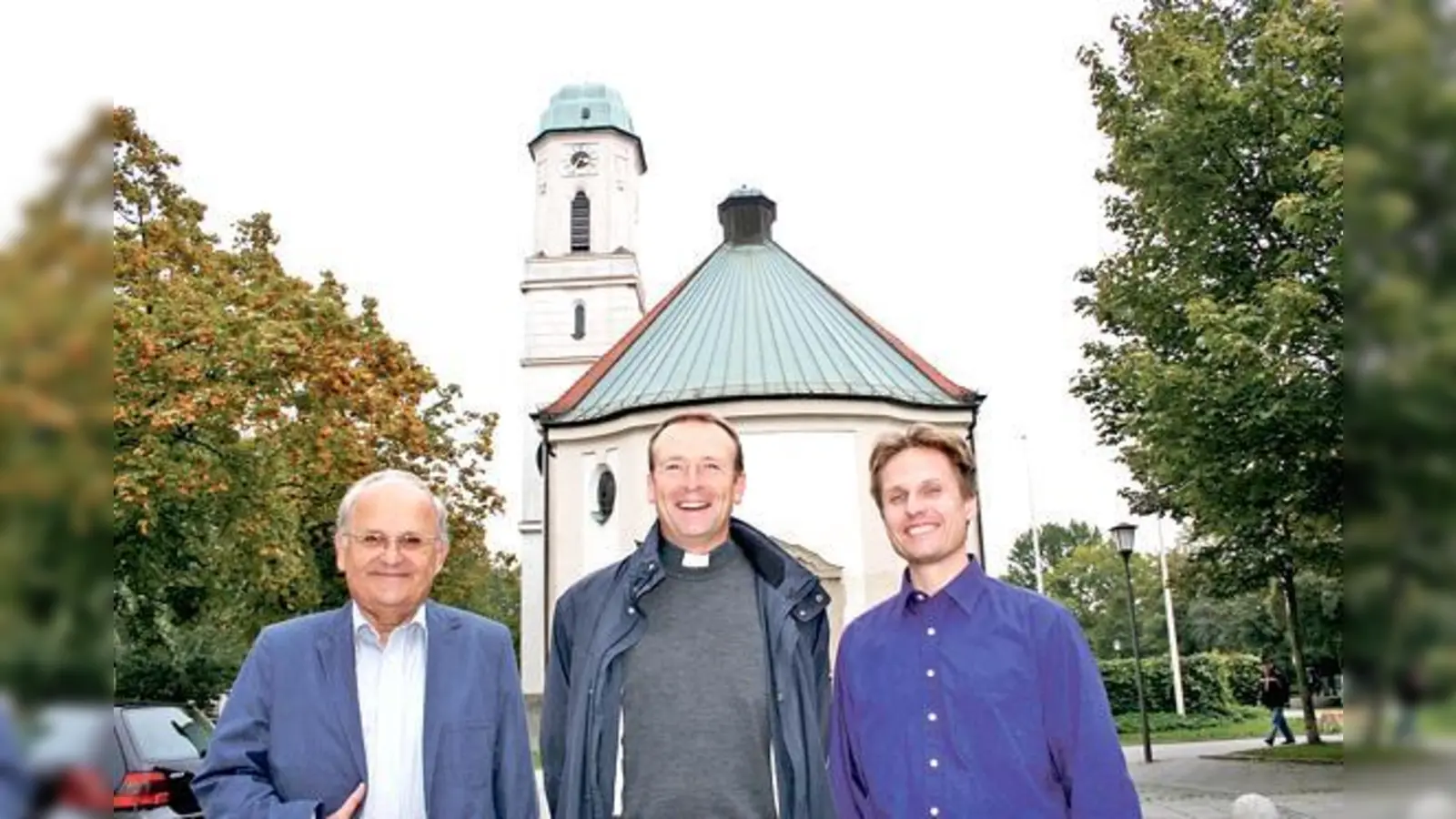 Pfarrer Rolf Merkle (Mitte) mit den Pfarrgemeinderatsmitgliedern Herbert Seidel (links) und Matthias Ahrens.	 (Foto: ws)