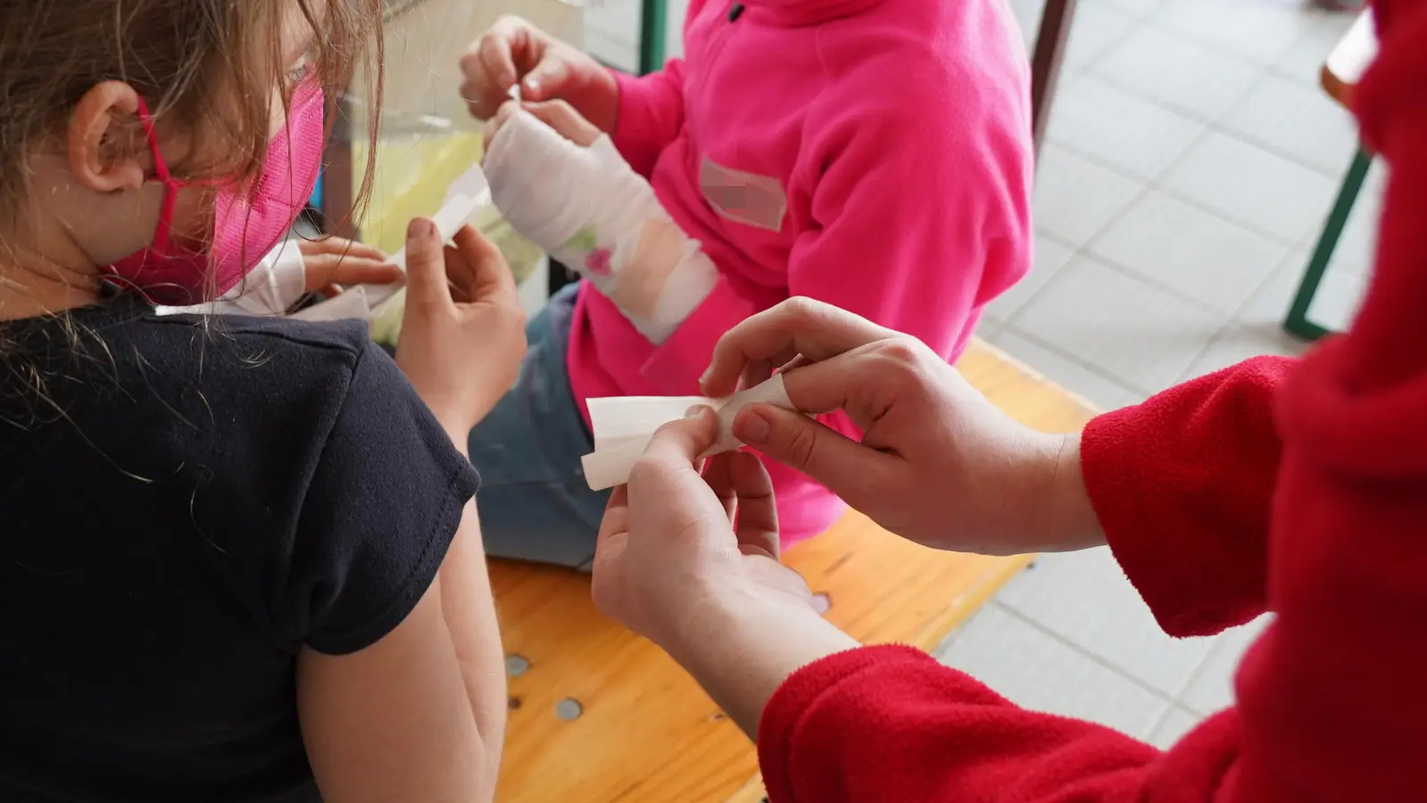 Wie versorgt man eine Wunde richtig? Das lernten die Kinder im Bastelworkshop. (Foto: Jugendrotkreuz)