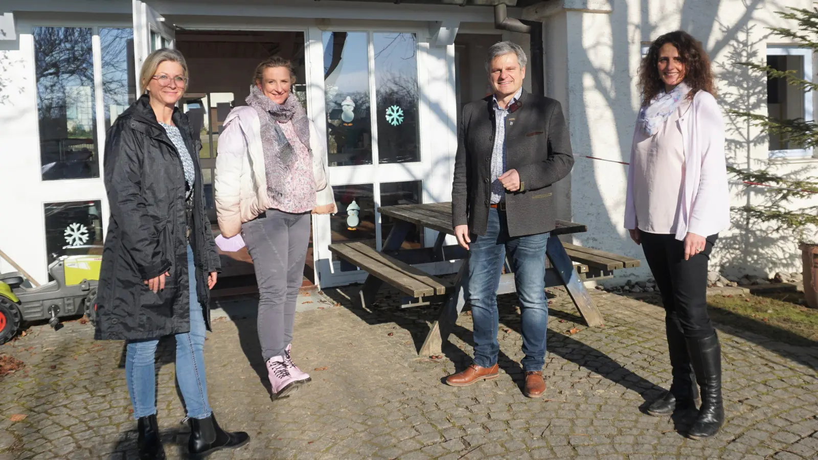 Bürgermeister Stefan Joachimsthaler im Gespräch mit Kita-Leiterin Tanja Schreyegg (rechts), Bereichsleiterin Diakonie Oberbayern West Sophia Birner (links) und ihrer Stellvertreterin Carola Laubenstein (2.v.links): „Wir freuen uns auf das schöne Haus, auf die Kinder, auf eine gute Erziehungspartnerschaft mit den Eltern und auf die offene Kommunikation und Zusammenarbeit zwischen Kita-Team, Trägerschaft und Gemeinde.“  (Foto: Gem)