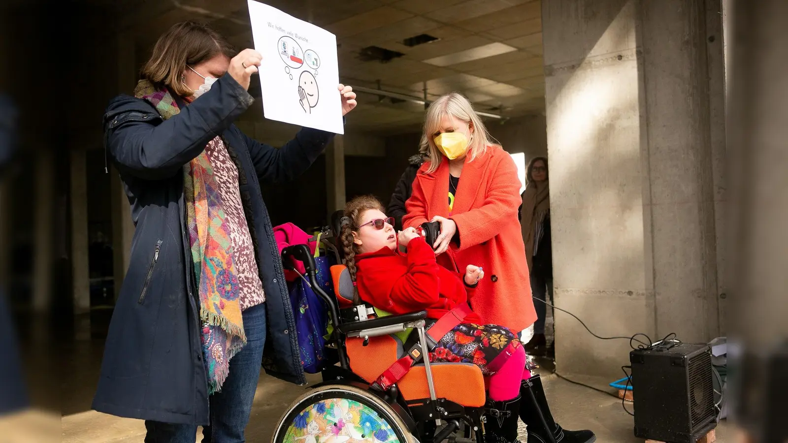 Schülerin Samantha hielt eine Dankesrede mit Unterstützter Kommunikation. (Foto: Helfende Hände)