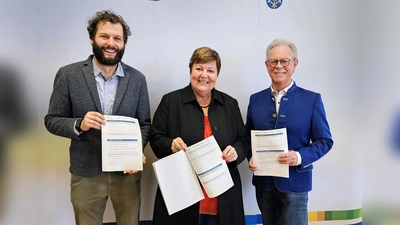 Benedikt Wiedemann (Geschäftsstellenleiter Gesundheitsregionplus Weilheim-Schongau), Landrätin Andrea Jochner-Weiß und Karl Breu (Vorsitzender des Ärztlichen Kreisverbands Weilheim-Schongau) präsentieren den Fragebogen. (Foto: Landratsamt)