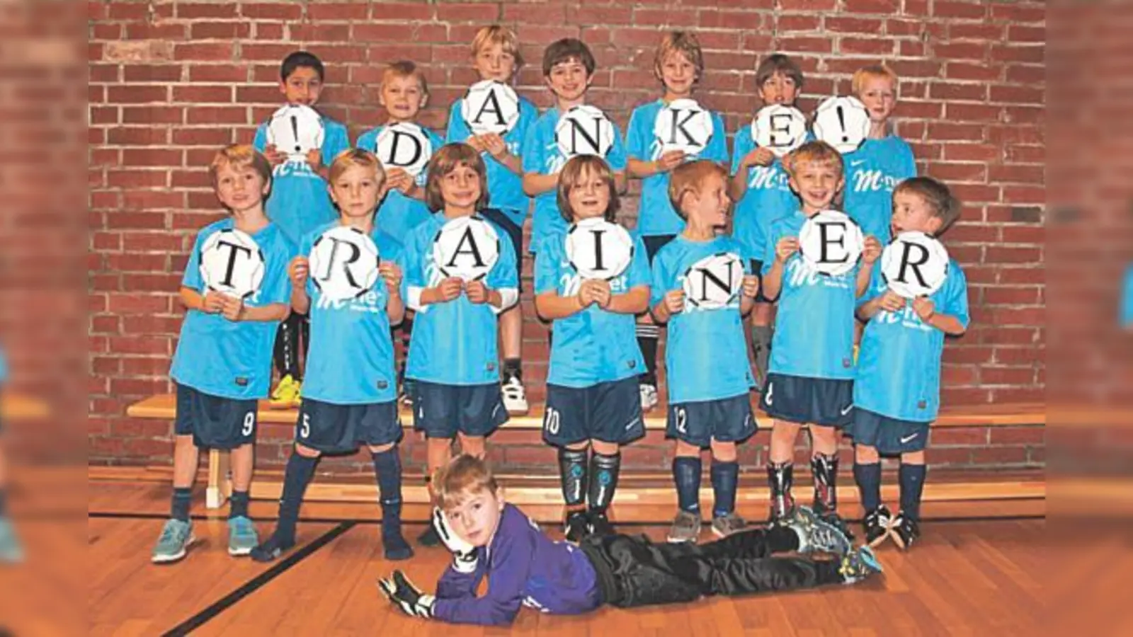 Das gesamte Team der F3-Junioren des FC Fasanerie Nord bedanken sich bei  ihren Trainern.  (Foto: privat)