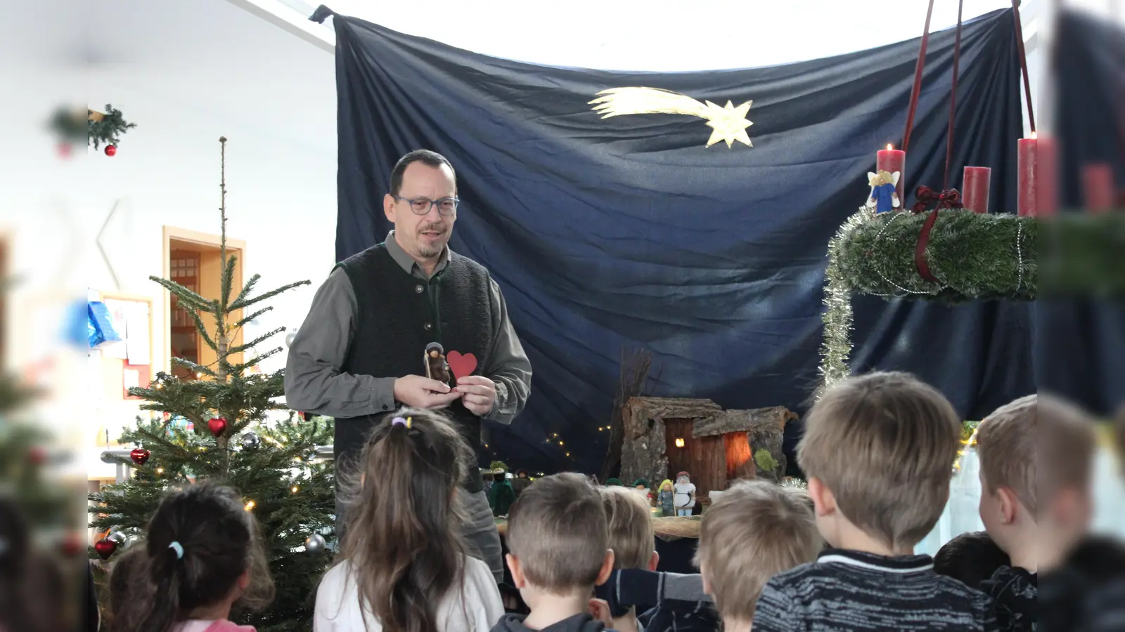 Pfarrer Torsten Bader aus Feldkirchen, hier mit Kindern der evangelischen Kindertagesstätte Dornach, schreibt die Weihnachtsbotschaft im Landkreis-Anzeiger. (Foto: bs)