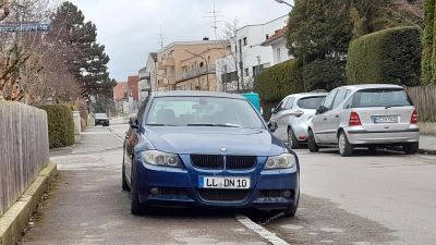 In der Agricolastraße sind Gehwegparker nur noch die große Ausnahme. Denn seit kurzem ahndet die Polizei hier schärfer und verteilt Knöllchen. (Foto: kö)