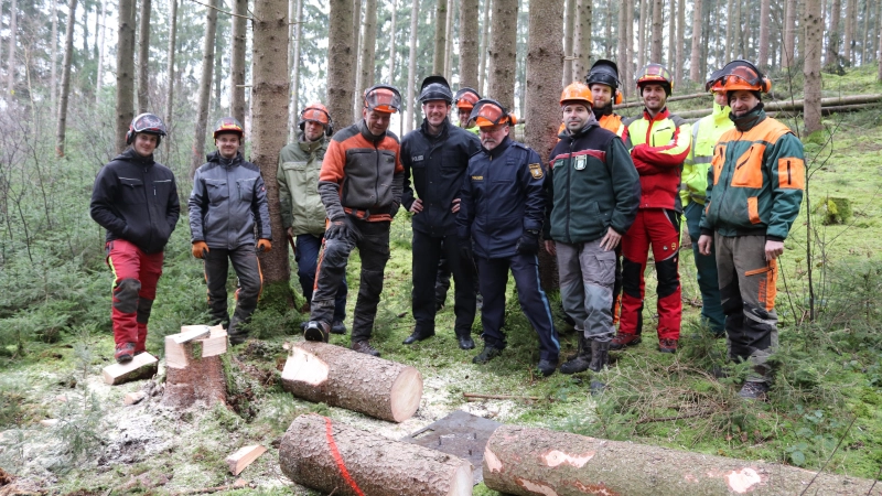 Die Organisatoren von Polizei und Forstverwaltung freuten sich gemeinsam mit den Waldbesitzern über eine gelungene und lehrreiche Veranstaltung. (Foto: Amt für Ernährung, Landwirtschaft und Forsten Fürstenfeldbruck)