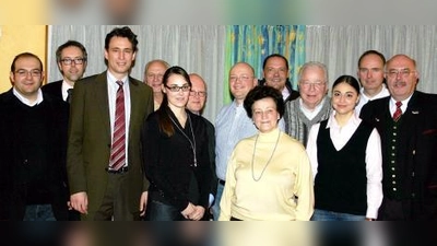 Der Ortsverbandsvorsitzende Reinhold Wirthl (ganz rechts) und der CSU-Kreisvorsitzende Georg Eisenreich (Dritter von links) mit der neuen Vorstandsmannschaft der CSU München-Solln.