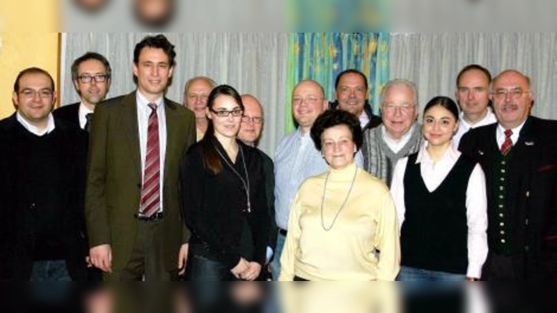 Der Ortsverbandsvorsitzende Reinhold Wirthl (ganz rechts) und der CSU-Kreisvorsitzende Georg Eisenreich (Dritter von links) mit der neuen Vorstandsmannschaft der CSU München-Solln.