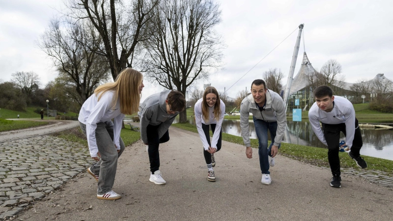 Dominik Klein, ehemaliger Handball-Nationalspieler, stellt den Mental-Fit-Pfad auf der Halbinsel im Olympiapark vor. Dort lässt sich einfach und mit Spaß einiges für die Gesamtfitness tun.  (Foto: © Olympiapark München, hangenfoto)