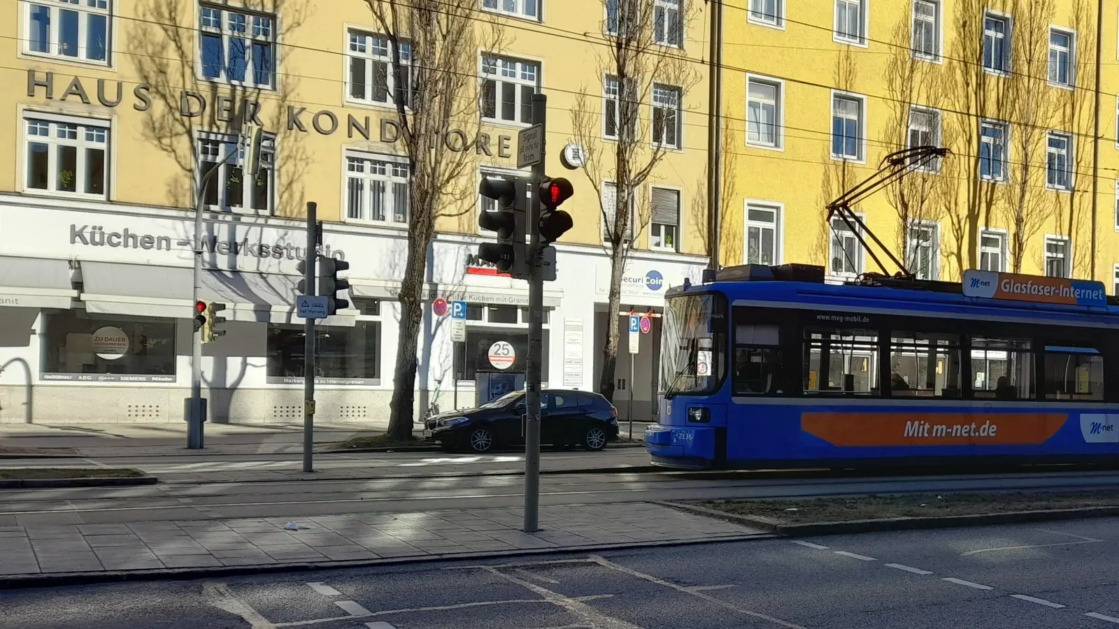 Die Ampelanlage an der Landsberger Straße auf Höhe der Trambahnhaltestelle „Barthstraße“ soll ausgetauscht werden. Mit der neuen Ampel soll es möglich werden, die Landsberger Straße in einem Zuge zu überqueren. (Foto: Beatrix Köber)