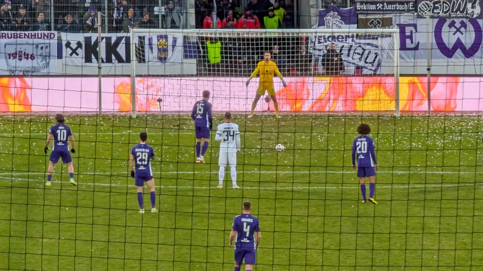 Strafstoß: Marcel Bär vor dem Führungstreffer für Aue.  (Foto: M. Forster)