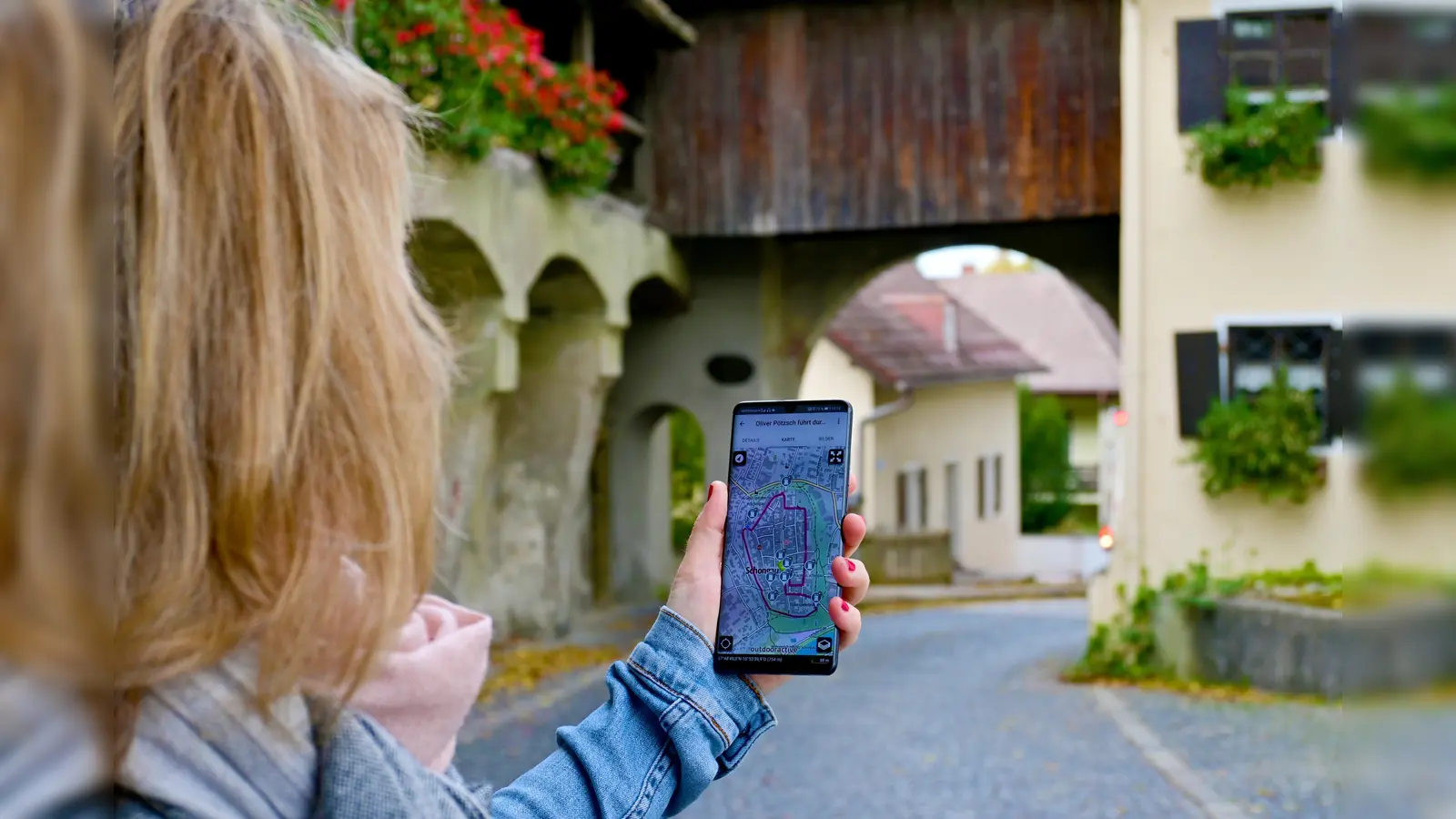 Unterwegs mit dem Audioguide beim Stadtrundgang in Schongau: Die Neuauflage der App bietet viele spannende Hintergrundinfos. (Foto: Andreas Klausmann )