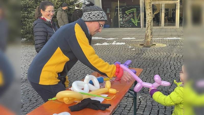 Ein Ballontier nach dem anderen fertigte Rotary-Ballonkünstler Florian Wackermann für die Kinder. (Foto: pst)