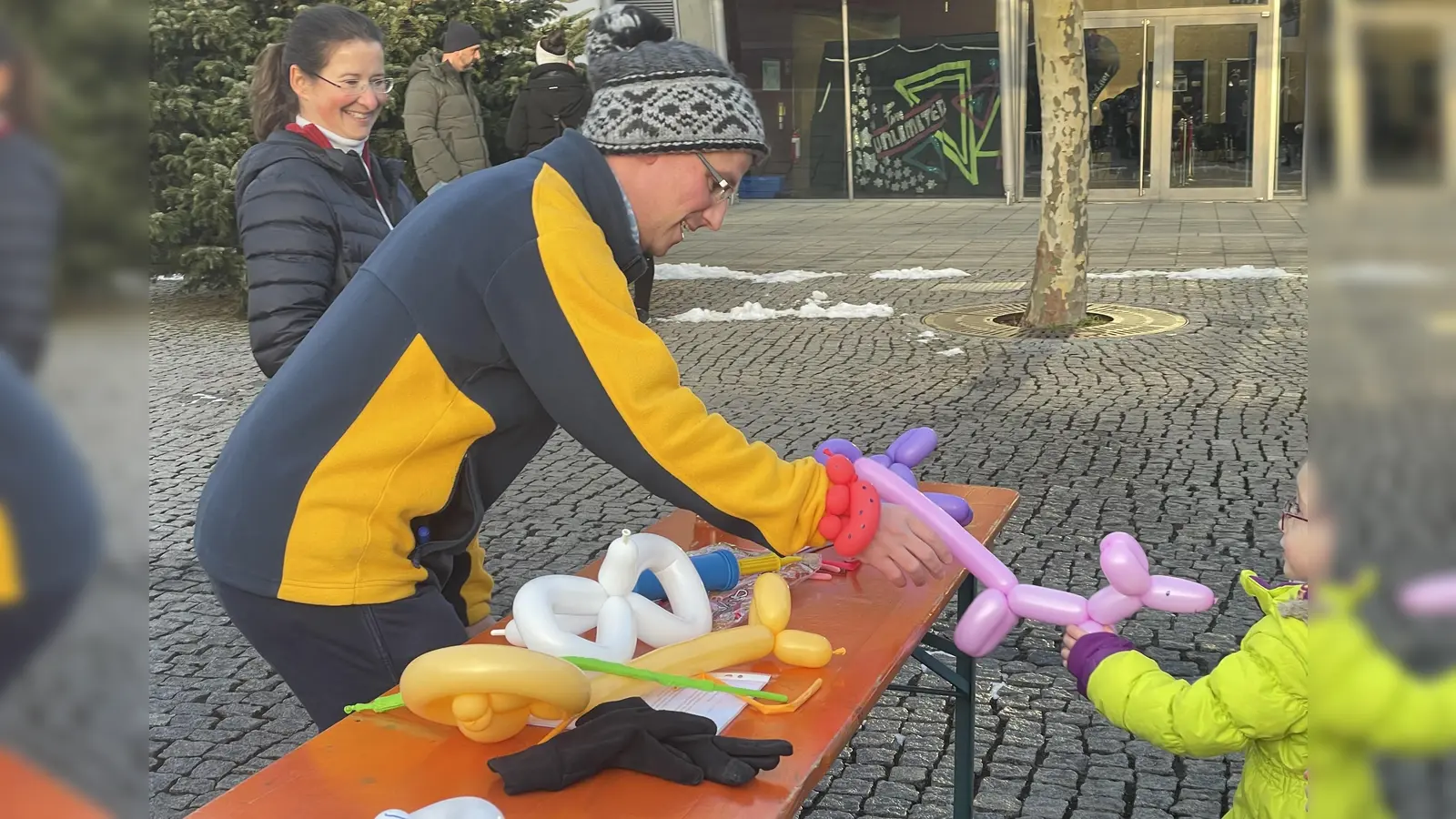 Ein Ballontier nach dem anderen fertigte Rotary-Ballonkünstler Florian Wackermann für die Kinder. (Foto: pst)