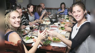 Ein geselliges Essen mit gutem Wein gehört zu den schönsten Unternehmungen mit Freunden. (Foto: pololia - Fotolia.com)