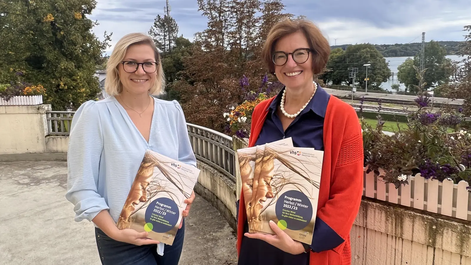 Christine Loibl (rechts) und Lisa Aulinger stellen das neue Programmheft vor, das an vielen Stellen ausliegt. (Foto: Susanne Hauck)