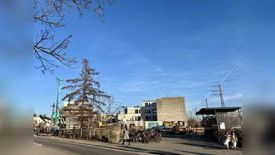 Am Bahnhofsausgang Nord sollen 113 Studentenappartements, ein Vollsortimenter, eine kleine Gastro und eine vom Bund geförderte Fahrradtiefgarage entstehen. Nun beantragte der Bauherr eine Erhöhung der GFZ und ein Verzicht auf sämtliches Grün. Der BA kritisierte heftig. (Foto: Ulrike Seiffert)