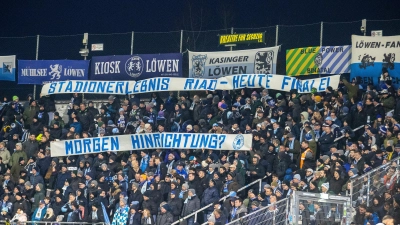 Sarkastische Kritik an der WM-Vergabe: Fans des TSV 1860 München. (Foto: Anne Wild)