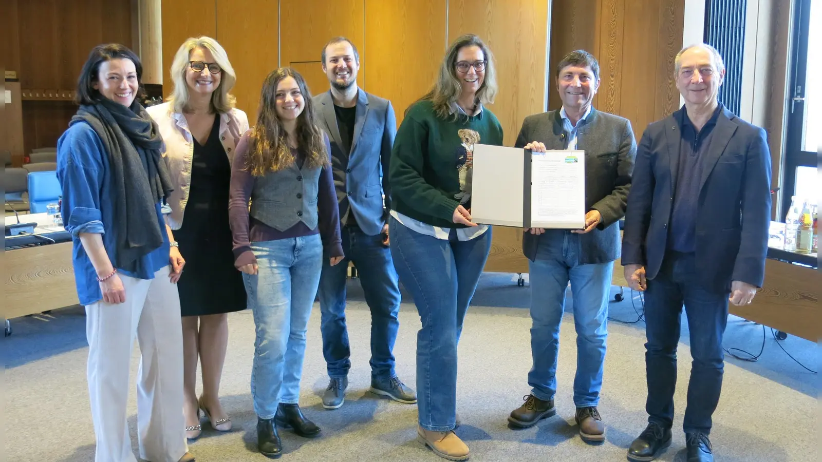 Mitglieder der Steuerungsgruppe (v. links): Martina Blaha-Fröhler, Gymnasiums-Schulleiterin Betina Mäusel, Tamara Seeberger und Holger Gödderz sowie Bürgermeister Andreas Kemmelmeyer, flankiert von den Gemeinderatsmitgliedern Claudia Leitner und Johannes Mecke. (Foto: Gemeinde Ufg/lih)