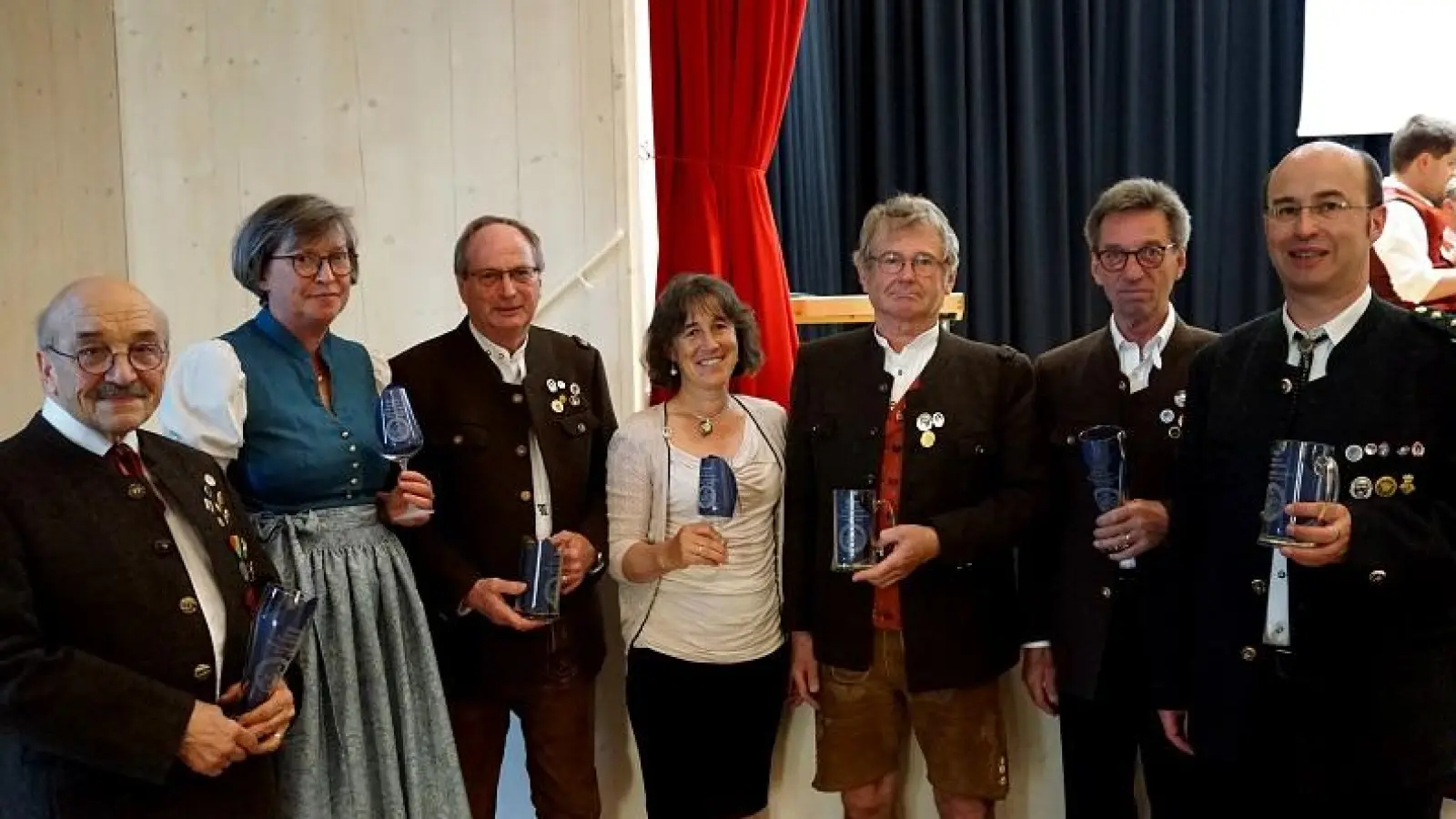 Halfen besonders tatkräftig beim Bau des neuen Schützenhauses mit (von links): Helmut Elischer, Sabine Hlavon, Helmut Ledutke, Claudia Stumpenhausen, Günter Hlavon, Franz Deubzer und Alfred Schmid. (Foto: VSG Pöcking)