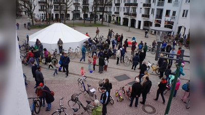 Der Fahrradflohmarkt in Unterhaching ist ein beliebter Treffpunkt für Zweiradfreunde. (Foto: hw)