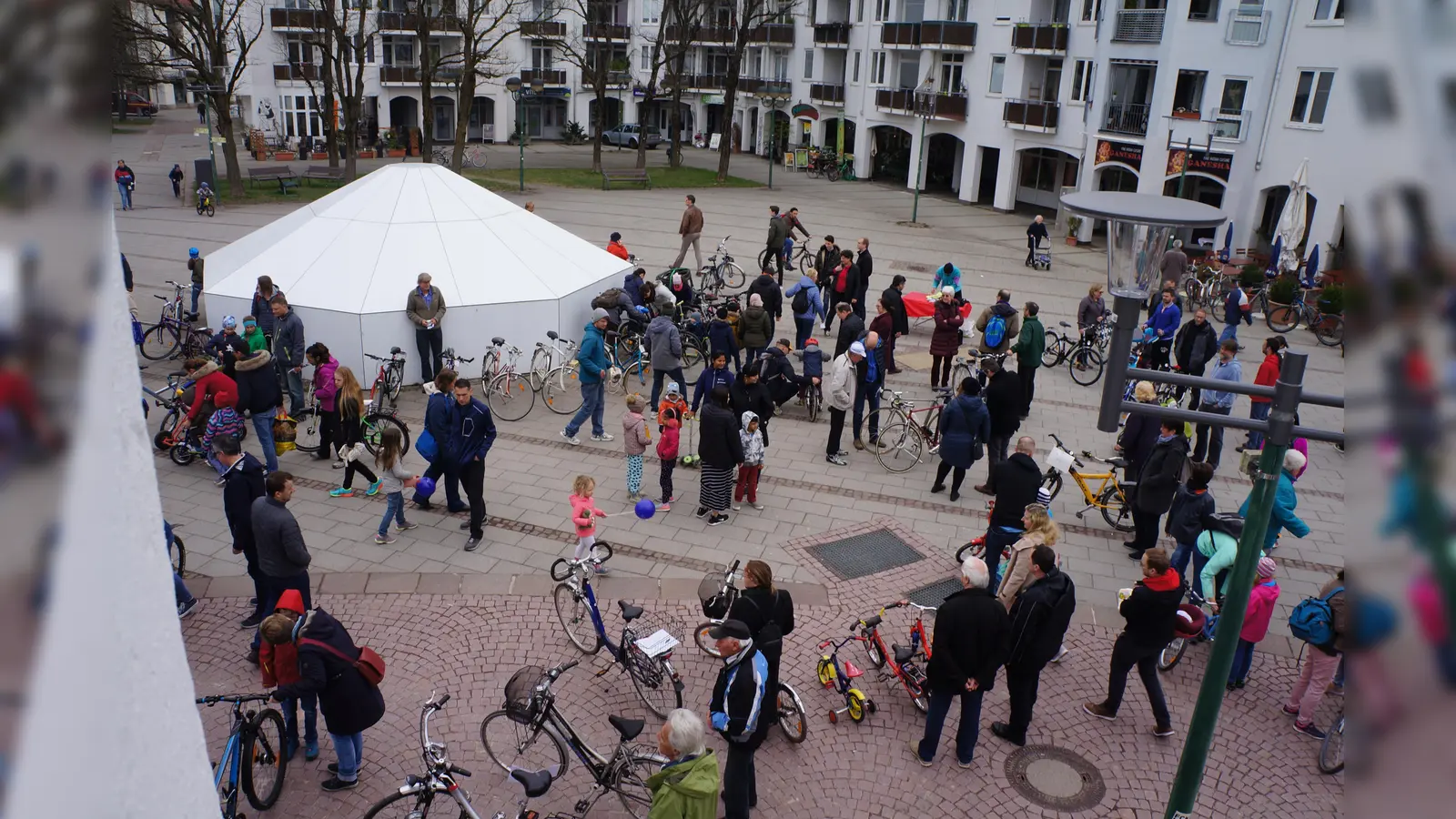 Der Fahrradflohmarkt in Unterhaching ist ein beliebter Treffpunkt für Zweiradfreunde. (Foto: hw)