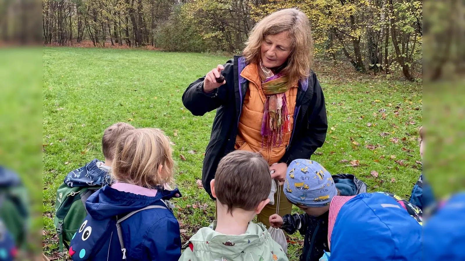 Naturpädagogin und Land Art Künstlerin Christina Wenderoth erzählt den Kindern Interessantes rund um die Kastanie. (Foto: bb)