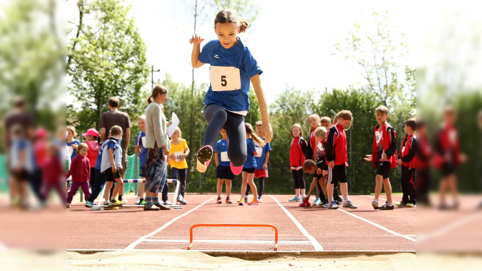 Große Sprünge sind nun wieder auf der TSV-Sportanlage am Riedener Weg möglich. Über Leichtathletik hinaus hat der Breitensportverein im Herzen Starnbergs viel zu bieten – outdoor wie indoor. (Foto: TSV Starnberg)