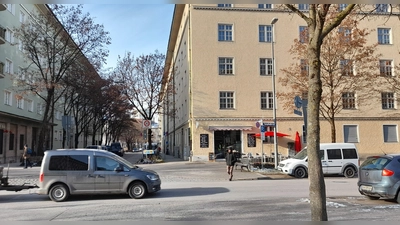 Immer wieder fragen Stadtteilbewohner nach einer Ampel oder einem Zebrastreifen über die Ganghoferstraße auf Höhe der Anglerstraße. (Foto: Beatrix Köber)