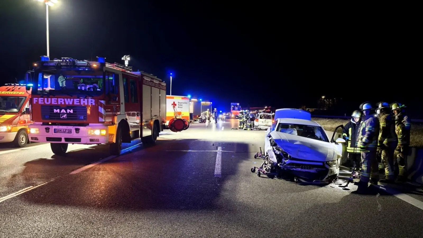 Nach dem Unfall musste die A 8 gesperrt werden. (Foto: Kreisbrandinspektion Dachau)