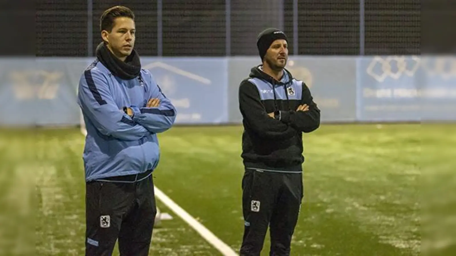 Suchen ein Erfolgsrezept gegen den Spitzenreiter: Amateur-Trainer Andreas Kopfmüller (rechts) und sein Assistent Florian Eisenmann.  (Foto: Anne Wild)