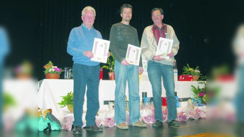 Die drei Erstplatzierten beim Schafkopfrennen der Siedlergemeinschaft Karlsfeld-Nord: Erich Eberl (li.), Ulrich Ernst und Jakob Hundhammer (re.) (Foto: pi)