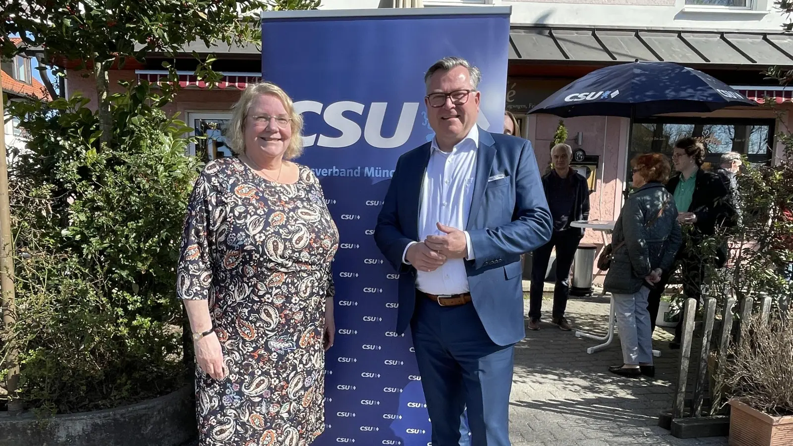 Barbara Kuhn und MdL Josef Schmid stellen sich im Aubinger Herzl den Fragen der Bürger.  (Foto: pst)