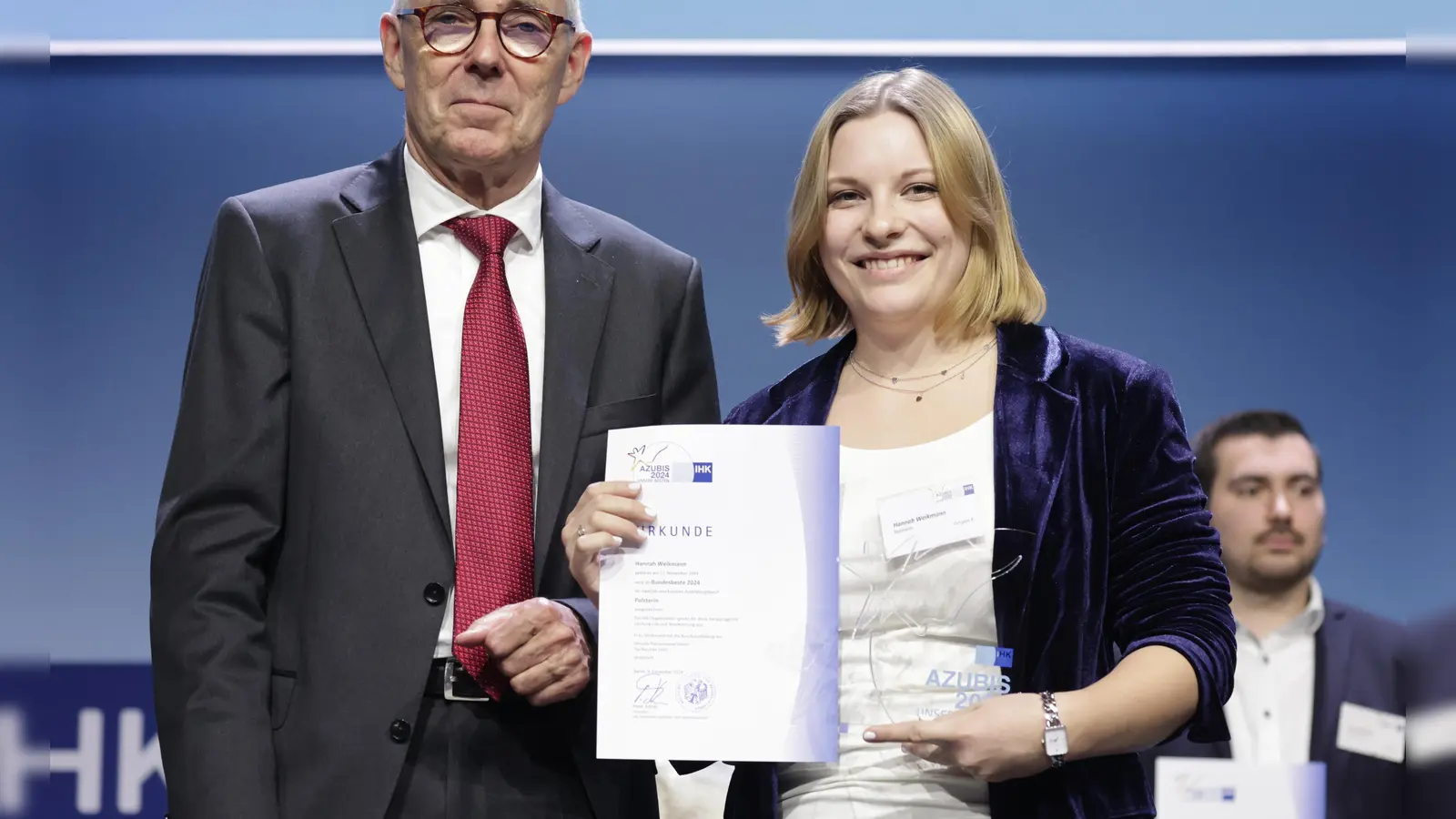 DIHK-Präsident Peter Adrian mit der Geehrten Hannah Weikmann, die bei der Himolla Polstermöbel GmbH in Taufkirchen zur Polsterin ausgebildet wurde. (Foto: Jens Schicke/DIHK)