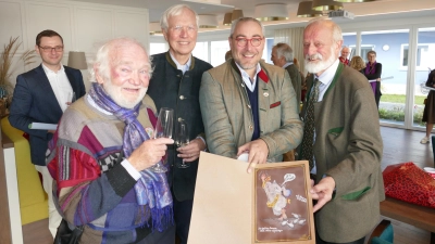 Feierten gemeinsam das fünfjährige Jubiläum (von links): Markus Deschler (3. Bürgermeister Gauting), der Gautinger Künstler Richie Eckert, der mit seiner Maus schon den Digitalisierungskurs illustriert hatte, Dr. Johannes Schmoeckel sowie Jan Lang (KGF BRK Starnberg) und Dr. Klaus Wagner. (Foto: BRK Starnberg)