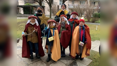 Frater Philipp Sauter vom Pfarrverband Neuhausen brachte mit einer Gruppe Sternsingerkindern den Haussegen zu den angemeldeten Haushalten in Neuhausen.  (Foto: St. Vinzenz)