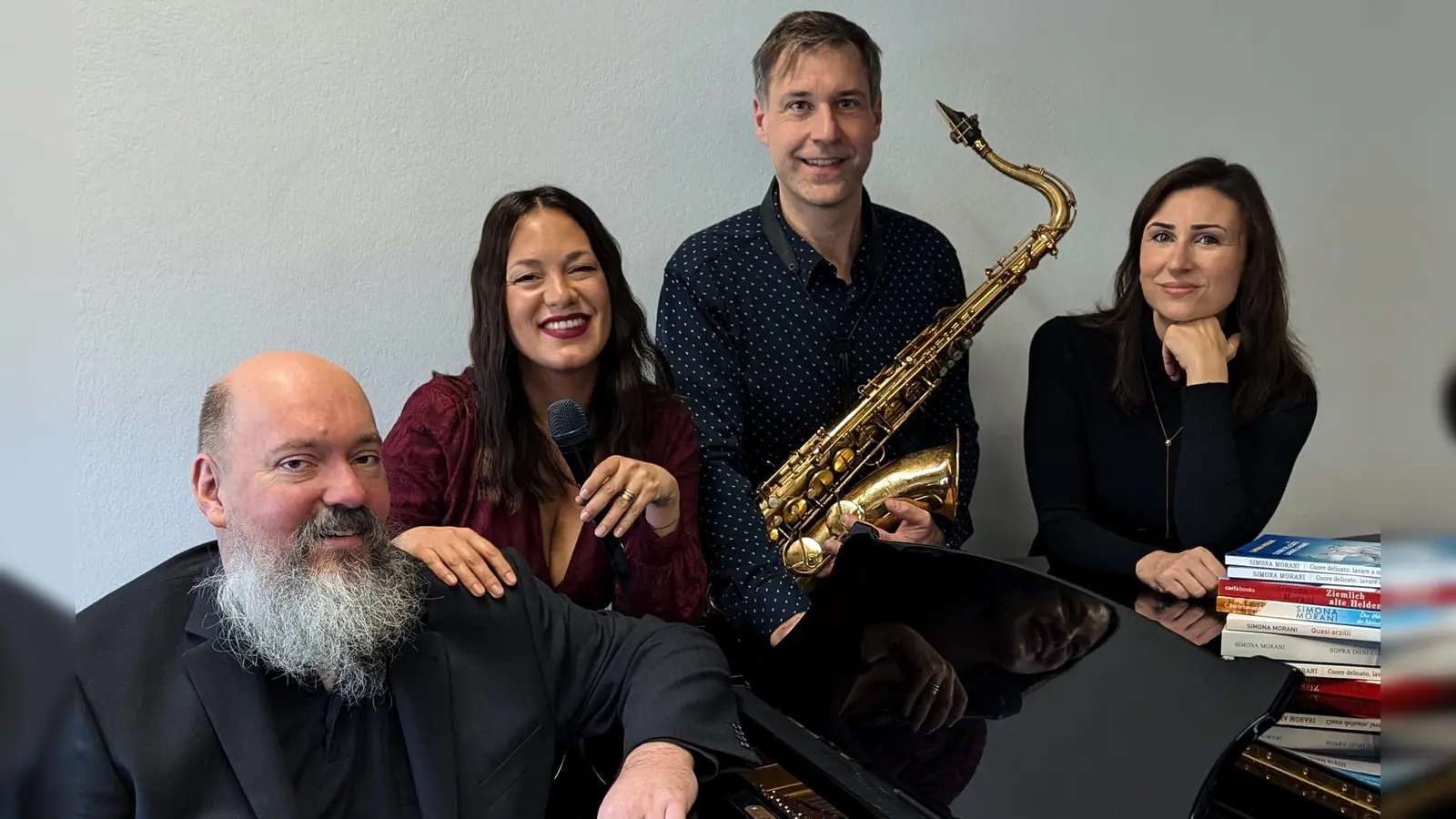 Die Schriftstellerin Simona Morani (rechts) liest, das Christoph Lehner Trio jazzt. (Foto: Julia Steinbach)